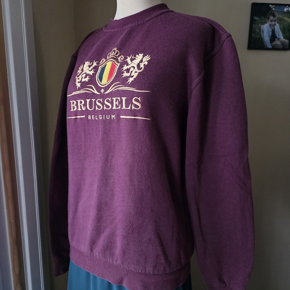 Vintage-Style Maroon Brussels Belgium Embroidered Crew Neck Sweatshirt, Size M - Picture 2 of 8